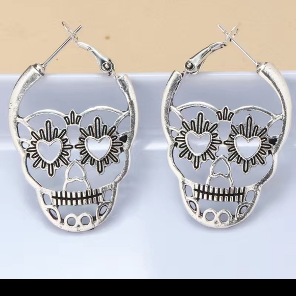 NIP Silvertone Skull Earrings - Picture 2 of 3